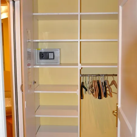 Les De La Place Apartman *